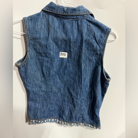 #3117-Andrew & Co Blue Denim Sleeveless Shirt - Picture 4 of 4